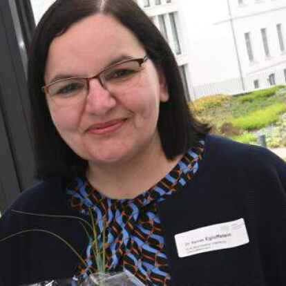 Dr. Sainab Egloffstein (rechts) ist die Gesch&auml;ftsf&uuml;hrerin der Bezirksstelle Oldenburg der Kassen&auml;rztlichen Vereinigung Niedersachsen.