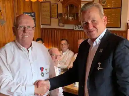 Harro Grotel&uuml;schen (links) und Hermann Petermann (rechts) feierten im AFK besondere Jubil&auml;en.