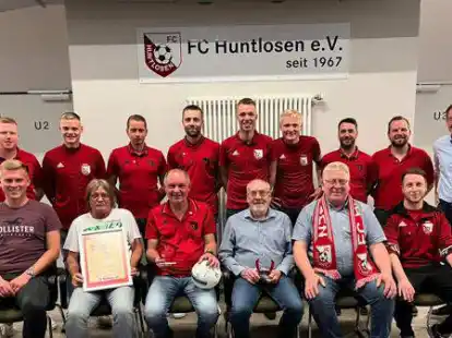 Geehrte Mitglieder und der neu gew&auml;hlte Vorstand des FC Huntlosen: (stehend von links) Jan Deters, Hendrik P&ouml;rtner, Eike Fielder, Kai Harberts, Hauke B&uuml;sselmann, Henry Deye, Lyroy Schallock, Simon-Rene Budde und Ralf Boning sowie (sitzend von links) Nils Heimann, Klaus Scheffzik, J&uuml;rgen Merz, Holger Sch&uuml;tte, Heiner Deye und Jonas Sauer.