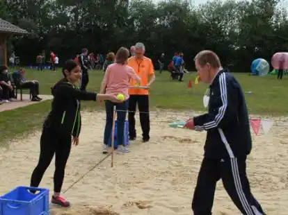 Tablett-Lauf war eine Disziplin beim Sportfest.