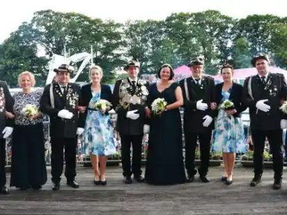 Der gro&szlig;e Thron mit  Markus und Michaela Tapken, Ignatz und Jessica Macke, K&ouml;nig Hilmar I. G&ouml;ttke und K&ouml;nigin Diana, Uwe und Barbara Wilmes und Markus und Sandra Sandmann (von links).