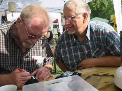 Diese hilfreichen Herren vom Repair-Caf&eacute; sind auch beim Nachhaltigkeitsmarkt an der Seefelder M&uuml;hle vertreten und reparieren defekte Elektroger&auml;te.
