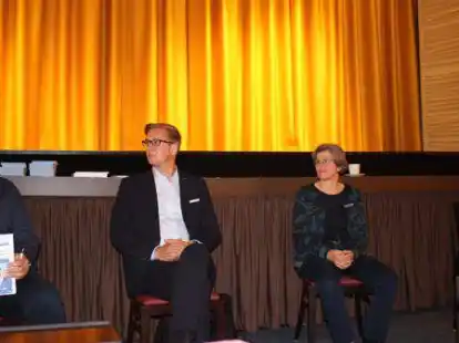 <p>Dr. S&ouml;nke Burmeister (Lotto-Sport-Stiftung), Landrat Stephan Siefken, Doris Ammermann (Refugium) und Susanne K&uuml;mper (Ministerium f&uuml;r Wissenschaft und Kultur) freuen sich auf die Veranstaltung im Centraltheater.</p>
