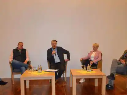 Unter der Leitung von Dr. Marc R&ouml;bel (Mitte) diskutierten Andrea Meinel (von links), Rasmus Braun, Martina Hingst und Guido Suing in der Reihe &bdquo;Sprechen wir dr&uuml;ber&ldquo; der Frauenunion &uuml;ber das Thema &bdquo;Was macht Corona, was machen Krisen mit uns?&ldquo;