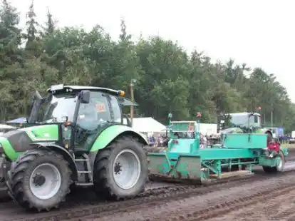 Volle Kraft voraus: Der sogenannte &bdquo;Full Pull&ldquo; ist das Ziel. Das hei&szlig;t: Der Bremswagen wird vom Traktor &uuml;ber die volle ausgewiesene Strecke gezogen.