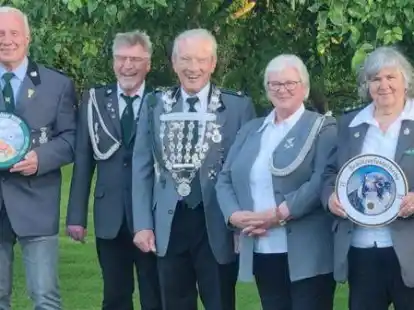 Das neue K&ouml;nigshaus und die Gewinnerin der Sch&uuml;tzenfestscheibe (von links): Reiner Falck, Reinhold Hodel, J&uuml;rgen Lang, Gundel Abbenseth und Marion Meyer