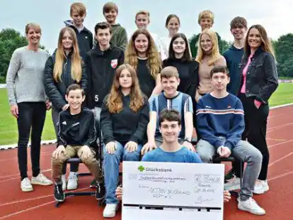 Symbolische Scheck&uuml;bergabe: Mehr als 15.000 Euro haben die Sch&uuml;ler des LSG in Ramsloh bei einer Spendenaktion f&uuml;r die Ukraine erlaufen.