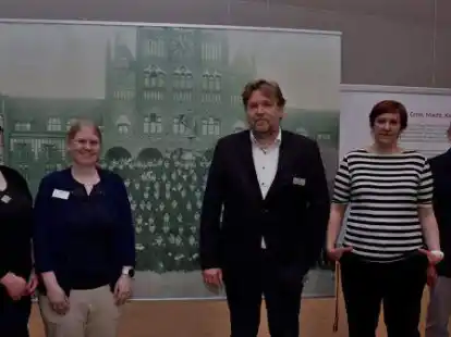 Tine Bentje M&uuml;ller, Suzanne Foxley, Dr. Stephan Huck, Nina Nustede und Elmar Brocksieper vor einem alten Foto der &bdquo;Crew 1910&rdquo;.