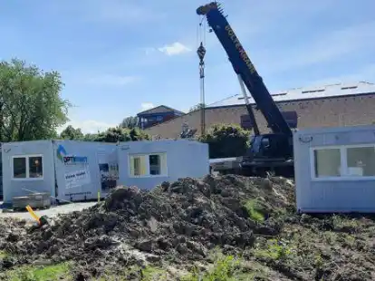 Im Mai sind die Container f&uuml;r die neue Kita beim St&ouml;rtebekerbad aufgestellt worden.