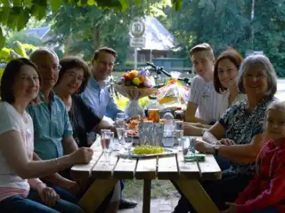 Bei einem Picknick in gem&uuml;tlicher Runde wurden die neuen Sitzgruppen eingeweiht.