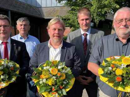 Stellvertretende B&uuml;rgermeister Schortens: Detlef Kasig (SPD), Axel Homfeldt (CDU) und Wolfgang Ottens (Gr&uuml;ne). Hinten: B&uuml;rgermeister Gerhard B&ouml;hling und Ratsvorsitzender Tobias Masemann.