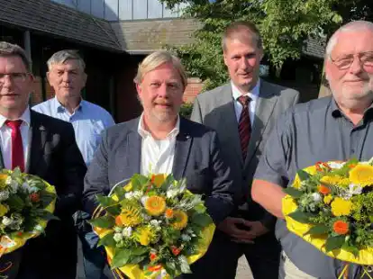 Stellvertretende B&uuml;rgermeister Schortens: Detlef Kasig (SPD), Axel Homfeldt (CDU) und Wolfgang Ottens (Gr&uuml;ne). Hinten: B&uuml;rgermeister Gerhard B&ouml;hling und Ratsvorsitzender Tobias Masemann.