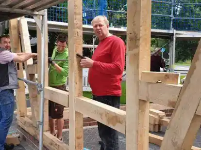 Sie haben im Ortsverein Hengsterholz-Havekost am Radwegh&auml;uschen mitgebaut: (von links) Jens Kunst, Ren&eacute; Habeck und Bauleiter Matthias Dickel beim Richten der Fachwerkkonstruktion.