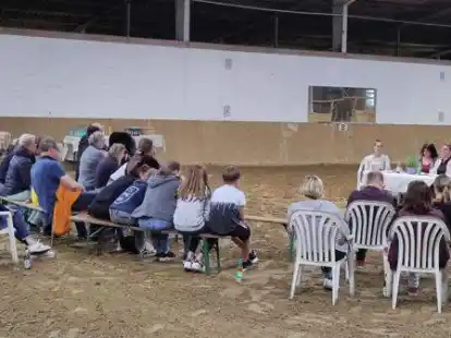 Rund 30 Mitglieder des Reitervereins Bettingb&uuml;hren nahmen an der diesj&auml;hrigen Jahreshauptversammlung in der Reithalle teil.