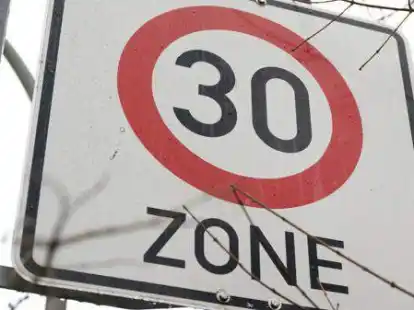 Ein Verkehrsschild mit der Aufschrift 30 Zone. K&ouml;nnte dies auch bald f&uuml;r einen Gro&szlig;teil der Stadt Aurich gelten?