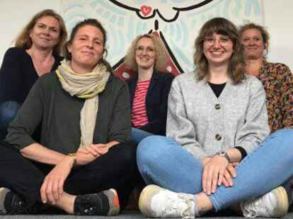 Sie alle beraten Frauen und machen die gleiche Erfahrung, dass ein zeitnaher Termin  bei einem Gyn&auml;kologen in Oldenburg nicht zu bekommen ist: (v.l.) Ulrike Kleen (Schwangerschafts- und Schwangerschaftskonfliktberaterin der AWO), Katrin Boltes (Leiterin der Pro Familia Beratungsstelle  Oldenburg), Christina Henkel (Schwangerschaftsberatung des SkF), Eva Langen (Schwangerschafts- und Schwangerschaftskonfliktberaterin beim DRK) sowie Marina Tihen (Schwangerschaftsberaterin beim SkF).