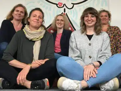 Sie alle beraten Frauen und machen die gleiche Erfahrung, dass ein zeitnaher Termin  bei einem Gyn&auml;kologen in Oldenburg nicht zu bekommen ist: (v.l.) Ulrike Kleen (Schwangerschafts- und Schwangerschaftskonfliktberaterin der AWO), Katrin Boltes (Leiterin der Pro Familia Beratungsstelle  Oldenburg), Christina Henkel (Schwangerschaftsberatung des SkF), Eva Langen (Schwangerschafts- und Schwangerschaftskonfliktberaterin beim DRK) sowie Marina Tihen (Schwangerschaftsberaterin beim SkF).