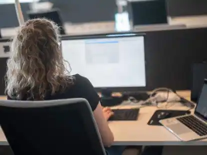 Eine Frau arbeitet in einem Co-Working Space. Die FDP-Stadtratsfraktion fordert von der Auricher Stadtverwaltung die Etablierung von solchen Arbeitspl&auml;tzen.