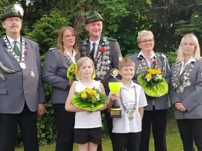 Das neue K&ouml;nigshaus in Sch&ouml;nemoor: (hintere Reihe, von links) &bdquo;K&ouml;nig der K&ouml;nige&ldquo; Manfred B&uuml;hrmann, K&ouml;nigin Sonja Spille, K&ouml;nig Nico J&uuml;chter, Altersk&ouml;nigin Tina Kl&uuml;ver und Jugendk&ouml;nigin Delia Richter. Davor stehen Sch&uuml;ler-Vizek&ouml;nigin Lara Spille und Sch&uuml;lerk&ouml;nig Aiden Richter.