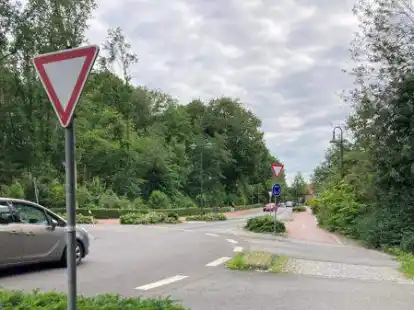 Statt Vorfahrt achten bald Vorfahrt haben? Fu&szlig;g&auml;nger und Radfahrer sollten am Kreisverkehr Hauptstra&szlig;e/Baumschulenweg einen Zebrastreifen bekommen, r&auml;t das Verkehrsplanungsb&uuml;ro.