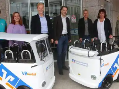 Raiffeisenbank Varel-Nordenham spendet Kinderbusse f&uuml;r den evangelischen Kindergarten Pusteblume und f&uuml;r den katholischen Kindergarten St. Willehad in Nordenham (von links): Andrea Ullrich und Katja Kramer (Pusteblume), Tanja Daugill und Bastian Strathmann (Bank) sowie Daria Neugebauer, Christa Cyriakel und Tanja Freese (Willehad).