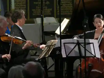 Spitzenkr&auml;fte an ihren Instrumenten (von links): Wolfgang Schr&ouml;der, Iwan K&ouml;nig und Xiaolu Li.