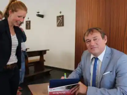 Cathrin Witte aus Lemwerder lie&szlig; sich vor der Veranstaltung ein Buch von Journalist und Autor Andreas Englisch signieren.