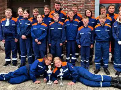 Stolz pr&auml;sentierten sich die beiden erfolgreichen Gruppen der Jugendfeuerwehr Jade mit zwei Pokalen nach der Heimkehr vor dem Feuerwehrhaus. Beim Bezirksentscheid in Lingen haben sie sich mit dem 2. und 6. Platz f&uuml;r den ab 8. Juli in Emden stattfindenden Landesentscheid qualifiziert.