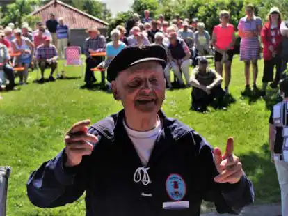 Hans Hasemann ist seit 71 Jahren Mitglied des Shantychors Blinkf&uuml;er. Heute feiert der Butjenter seinen 90. Geburtstag.