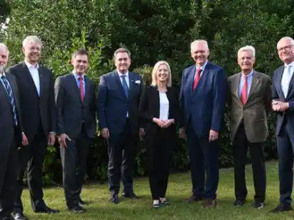 Ehrengast Minister Bj&ouml;rn Th&uuml;mler (3.v.r.) wurde von Vorstandsmitgliedern und Ehrenvorsitzenden der Wirtschaftlichen Vereinigung Oldenburg &ndash; (von links) J&uuml;rgen Lehmann, Dr. Christian Friege, Jan M&uuml;ller, J&uuml;rgen M&uuml;llender, Mirja Viertelhaus-Koschig, Dr. J&ouml;rg Bleckmann und Martin Steinbrecher &ndash; begr&uuml;&szlig;t.