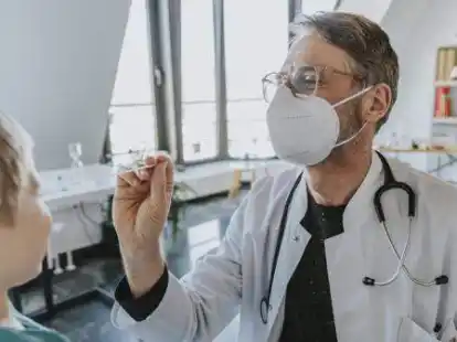 Einen Termin f&uuml;r eine Untersuchung beim Kinderarzt ist f&uuml;r viele Eltern immer schwerer zu bekommen. Praxen nehmen zum Teil keine neuen Patientinnen und Patienten auf (Symbolbild).