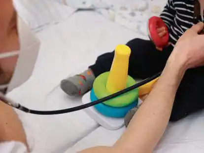 Untersuchung notwendig, aber es dauert lange bis zum n&auml;chsten Termin: Im Landkreis Oldenburg sind die Kinderarzt-Praxen &uuml;berlastet. (Symbolbild).