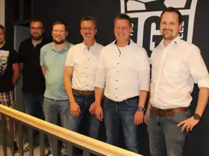 Der Vorstand des SV Gehlenberg-Neuvrees (von links): Niklas Pohlabeln, Tobias Pohlabeln, Markus Alberding, Ehrenmitglied Dietmar Reiners, Frank Kleemann und Jens Heymann. Auf dem Bild fehlen Christian Steenken und Maik Kaiser.