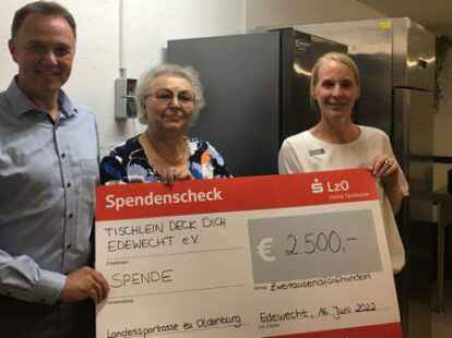 Vor dem neu erworbenen Gefrierschrank stehen (von links): Jan-Olrik Sch&uuml;rmann (Filialleiter LzO Edewecht), Inge D&ouml;ring (1. Vorsitzende Tischlein deck dich Edewecht) und Sandra Munke (stv. Filialleiterin LzO Edewecht).