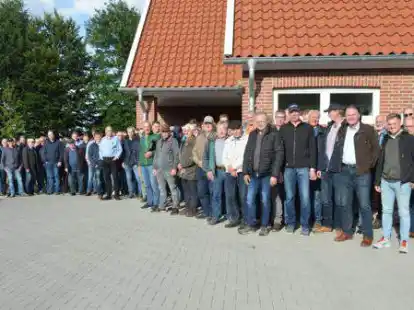 Rund 130 Landwirte trafen sich zum Feldbegang beim Dorfgemeinschaftshaus in Suhle.