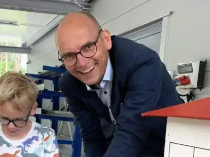 Rohrbruch! Doch zum Gl&uuml;ck ist Joris zur Stelle. OOWV-Regionalleiter Kay Sch&ouml;nfeld freut&rsquo;s.