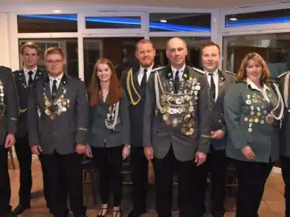 Freuen sich auf das Sch&uuml;tzenfest: 1. Vorsitzender Jan Borchers (1. v. l.) u.&nbsp;a. mit Jugendk&ouml;nig Domenik Osterloh (3. v. l.), K&ouml;nig Edo Fiedler (6. v. l.) sowie dem Kaiserpaar Karin Sch&uuml;tte und Uwe D&uuml;&szlig;mann (ganz rechts).