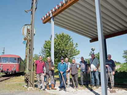 Bauen einen Unterstand: Mitglieder der Museumseisenbahn Ammerland-Bar&szlig;el-Saterland. Jetzt wurde mit der Dachkonstruktion begonnen.