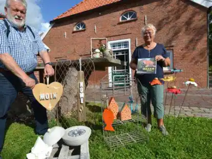 Freuen sich, dass der Ausstellungsreigen nach Corona weitergeht: Holm Eggers und Karin Schwarz vom Verein Alte Schule - Haus Brakhuis in Walle.