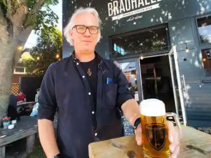 Dieses Bier gibt es nur auf Norderney: Braumeister Tobias Pape vor der Brauhalle, wo G&auml;ste live bei der Herstellung zugucken k&ouml;nnen.