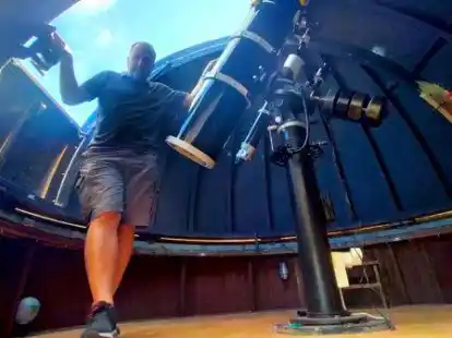 Der Herr der Norderneyer Sternwarte: Ralf Ulrichs begeistert sich seit Kindestagen f&uuml;r Astronomie und leitet heute die Warte, die f&uuml;r ihn wie ein zweites Zuhause auf der Insel geworden ist.