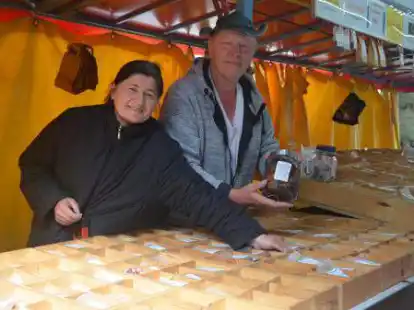 Nach dem R&uuml;ckzug aus Emden: Gew&uuml;rzh&auml;ndler Uwe M&uuml;ller und seine Frau Ayse stehen jetzt jeden Dienstag auf dem Wochenmarkt in Jever.
