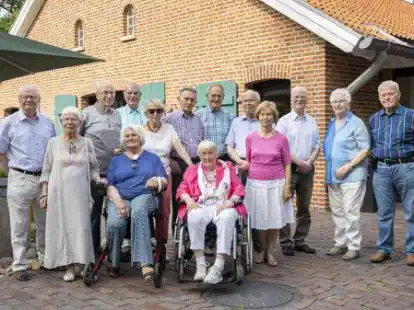 Der Abschlussjahrgang 1955 der Mittelschule Wildeshausen traf sich jetzt wieder im Hotel Gut Altona. Von links: Ewald J&uuml;chter, Monika M&uuml;ssner, Gustav Luthardt, Waltraud Martens, Klaus Meyer, Heidi S&uuml;&szlig;, Winfried Heider, Margarete Kuck, Hans-Dieter Schlott, Walter Ulrich, Heide Ahlert, Werner Kuck, Marlene Orth und Gerd Bramstedt.