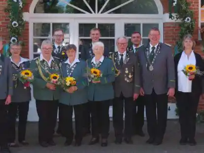 Endlich wieder Sch&uuml;tzenfest in Tweelb&auml;ke (von links): S&ouml;nke Huntemann (1. Ritter Jugend), Hauke Huntemann (Jugendk&ouml;nig), Anke Haverkamp (K&ouml;nigin der K&ouml;niginnen), Hiltraud Dagott (1. Hofdame) Marc Heinemann  (1. Ritter Junioren), Lore Harfst (K&ouml;nigin), Klaas Lohmann (Juniorenk&ouml;nig),  K&auml;the Kampen (2. Hofdame), Detlef Kampen (1. Ritter), Matthis Hoffmann (2. Ritter Junioren), Heiko Klaener (K&ouml;nig), Sabine Magold, Wilfried Meyer (K&ouml;nig der K&ouml;nige)