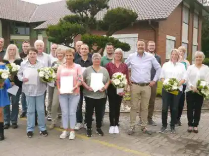 50 Jahre Baumschule Heinje: Einige Mitarbeiter der Baumschule Heinje wurden f&uuml;r ihre langj&auml;hrige Treue dem Betrieb gegen&uuml;ber geehrt.