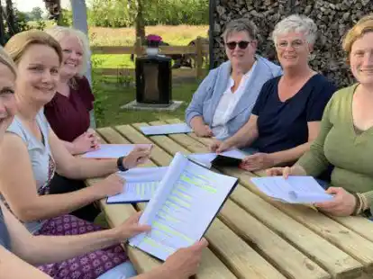 Lesen sich in das neue Skript ein (von links): die M&auml;rchengruppe Falkenburg um Sabine Stru&szlig;, Stephanie Abel, Saskia M&uuml;ller, Heike Vette, Beate Dobe und Nadja Klatte.