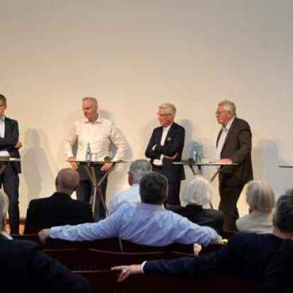 Podiumsdiskussion Klimatage Oldenburg mit (v.l.) Irina Lucke, Daniel Kauer, Johannes Teyssen, Peter Prinz, Moderator Werner Brinker, Astrid Nie&szlig;e und Marcel Nicolaus.