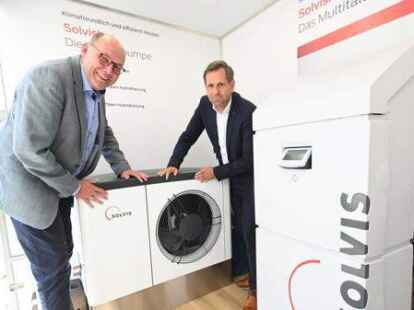 Handwerkskammer-Pr&auml;sident Eckard Stein (links) und Landes-Umweltminister Olaf Lies im Berufsbildungszentrum der Kammer in Oldenburg mit W&auml;rmepumpen-Technik