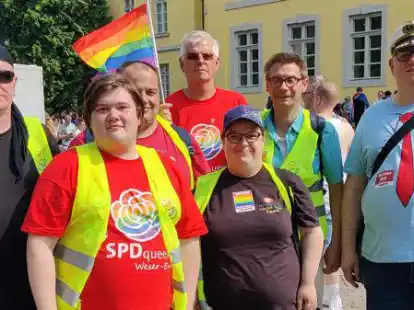 Das Organisationsteam des 1. Christopher Street Day in der Wesermarsch (von links): Marco Schellstede (Gr&uuml;ne), Leon Wei&szlig; (SPD), Chris Stelse (Linke), Uwe Brauer (SPD), Stephanie Stelse (Linke), Josef K&ouml;ning (SPD) und Jens Osterwohldt (Die Partei)