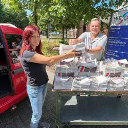 Bei der Flyer-&Uuml;bergabe (von links): Julia Schmidt aus der Flyer-Verteilgruppe verl&auml;dt mit Lars Kapscha von WE-Druck die frisch gedruckten 8000 Flugbl&auml;tter.
